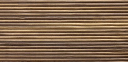 Nahaufnahme einer Oberfläche mit gleichmäßigen, horizontal verlaufenden Rillen, ähnlich wie bei Wellpappe oder einem strukturierten Material.