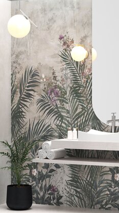 Modernes Badezimmer mit floralem Wandpaneel in Naturtönen, Waschtisch, ovalem Spiegel und Beleuchtung  | © Kronospan 