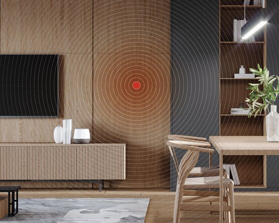 Modern eingerichtetes Wohnzimmer mit Holz- und Akustikpaneelen an der Wand, markiert durch konzentrische Schallwellen und roten Punkt, Symbol für optimierte Raumakustik.