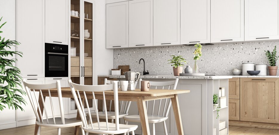 Moderne Küche mit weißen und holzfarbenen Möbelfronten, Kücheninsel und integriertem Essbereich.