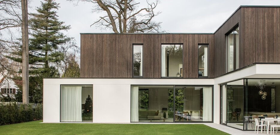 Zweistöckiges Wohnhaus mit moderner vertikaler Holzfassade im Obergeschoss und großen Glasfronten | © SelsLatem Debruyckere, Carpentier/Belgique
