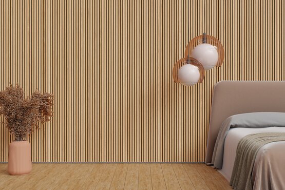 Schlafzimmer mit Eichen-Lamellenwand und Akustikplus smartline Modernes Schlafzimmer mit eleganter Wandverkleidung aus vertikalen Eichen-Lamellen der Akustikplus Smartline, kombiniert mit dekorativen Lampen und minimalistischer Einrichtung.