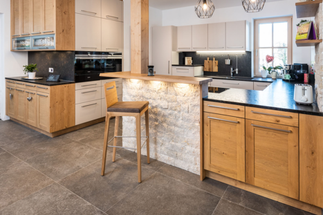 Küche in Landhausstil mit Holzrahmenfronten und weißen Fronten 