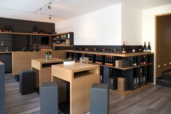 Furnierte Möbel im Einsatz in einem Weinverkostungsraum 