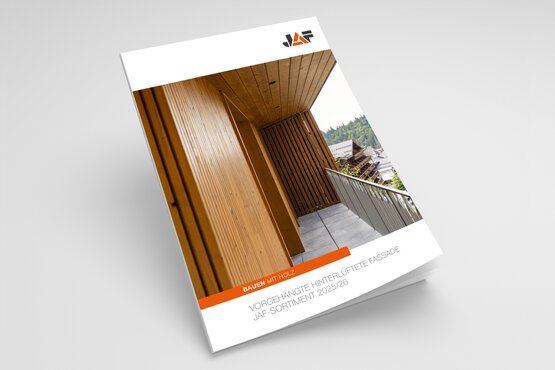Titelbild der JAF Broschüre 2025/26 mit moderner Holzfassade als Beispiel für das neue Fassaden-Sortiment.