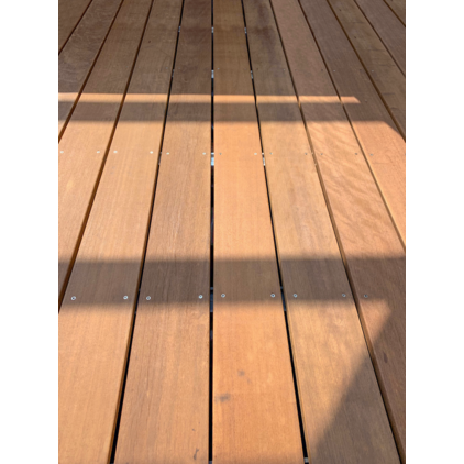 Itaúba Terrassendiele AD Glatt/Glatt; Terrassendiele; air dried (AD); UK (Unterkonstruktion), UK-Abstand und Befestigung sind Empfehlungen; Holz-Alu, Terrassengleiter,Holz-Alu, sichtbare Befestigung,Holz-Holz, Distanzhalter; Kalkulationsrichtpreis mit Berücksichtigung eines durchschnittlichen Dielenabstands von 6 mm; Volldiele; Itaúba; Klasse 1; braun; ruhig; Südamerika; Rotholz; Massivholz