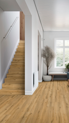 Tilo Vinylboden Novo SPA Eiche Kalahari, 4-seitig gefast, softsynchron, Twist PLUS lackiert; Kalahari; Vinylboden; Novo SPA; Eiche; Klick; FIX-Verbindung; Rigid Boards mit integrierter Trittschalldämmung; ca. 0,3 mm; Rigid Board; IXPE Trittschalldämmung; lackiert; Twist Plus lackiert; NK 31; 1-Stab; umlaufend gefast (4V); strukturiert; softsynchron; 100053801