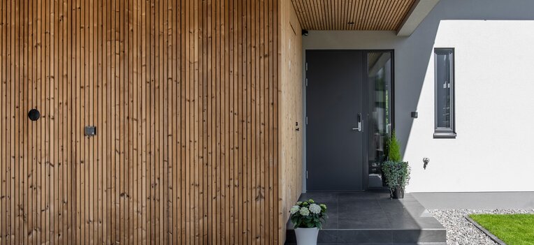 Moderne Holzfassade mit vertikalen Luna Triple Thermoholz-Profilen bei Wohnhaus | © Lohjan Saarenta, Finnland, Architect: Jukka Ulvinen, Photo: Lunawood