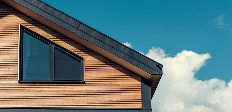 Moderne Holzfassade mit schwarzen Rhombo Fassadenprofilen