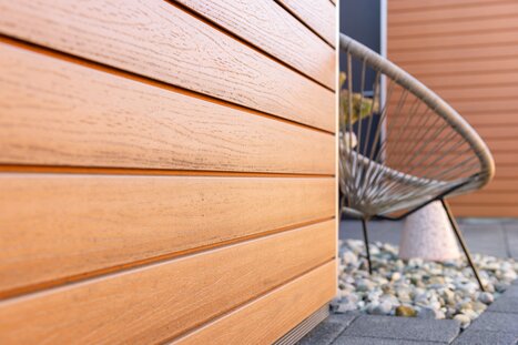 WPC Fassadenprofil in bernsteinbraun an moderner Fassade eines Tiny Houses | © Naturinform