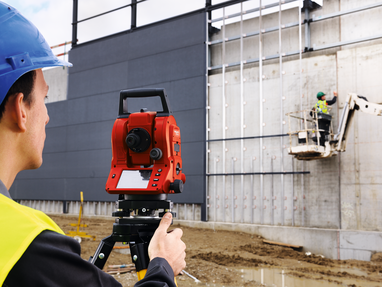 Detailaufnahme moderne Fassade mit Fassadenplatten in zeitgemäßer Architektur