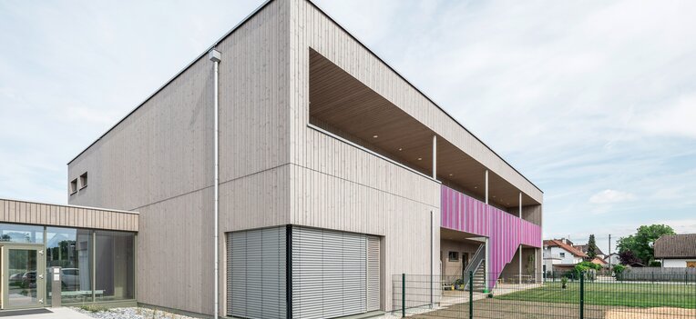 Holzfassade an Kindergarten und Hort mit geschützter Fassadenverkleidung | © Synthesa