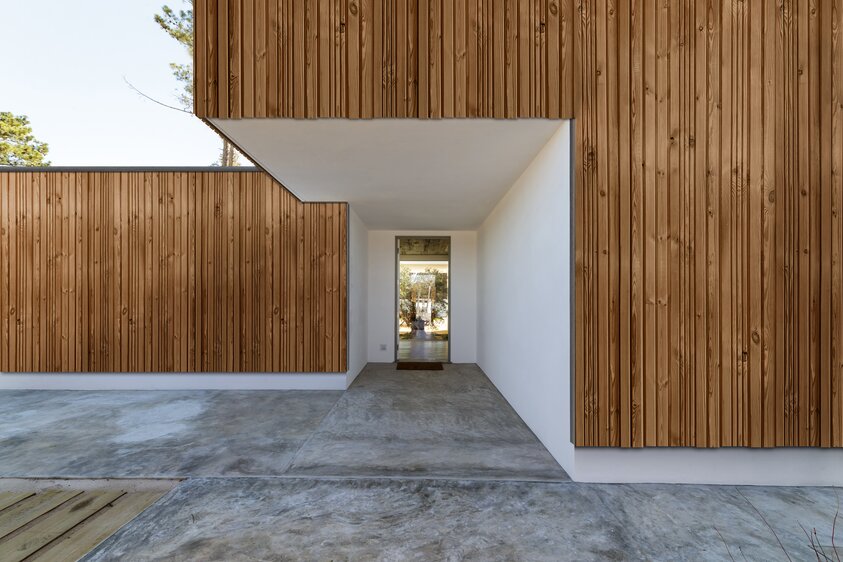 3D Holzfassade mit naturbelassenen Profilen an moderner Gebäudehülle