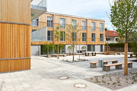 Vertikale Holzfassade mit Profilen und schwarzer Feder – modernes Fassadendetail | © Fa. Hillebrand