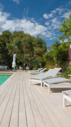 Terrasse mit Accoya® Terrassendielen aus modifiziertem Holz im Außenbereich | © ACCSYS