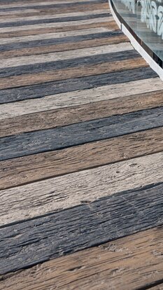 Outdoor-Bereich am Blackpool Pleasure Beach mit langlebigen Millboard RMC Terrassendielen in Holzoptik und grober Oberfläche | © Millboard