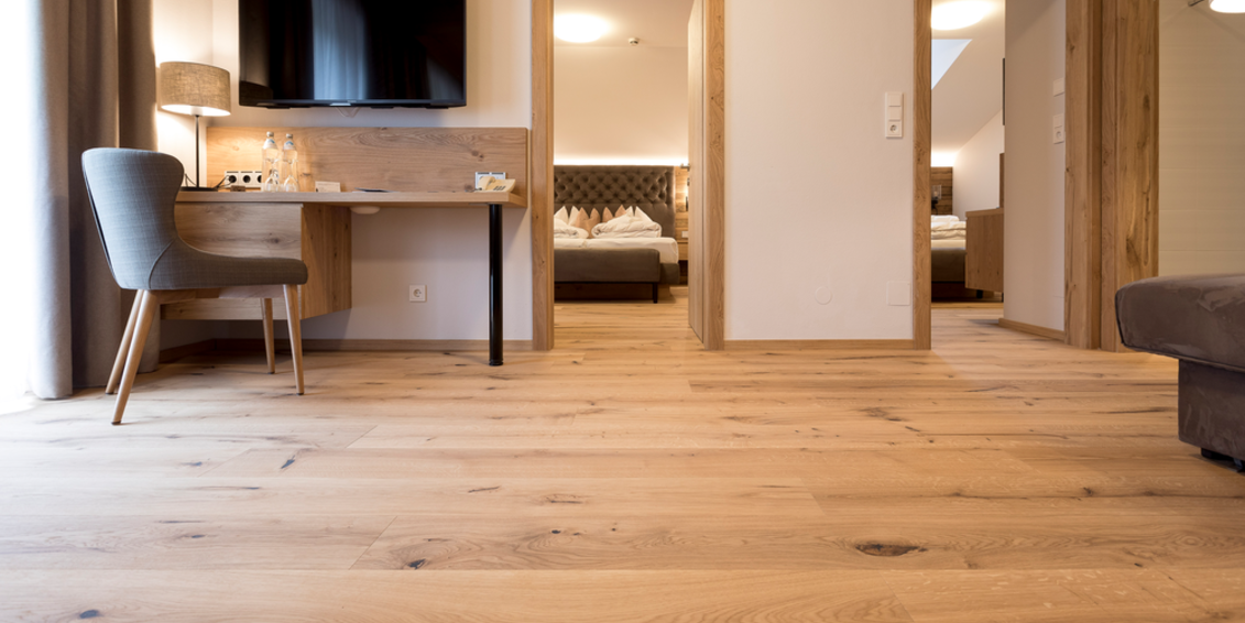 Admonter Landhausdiele Eiche stone rustic; stone; Parkett; Landhausdiele; Eiche; ca. 3,6 mm; Fichtenstäbe; Nadelholz; braun; mittel; markant; rustic; 1-Stab; umlaufend gefast (4V) Prowood Landhausdiele Eiche rustic Stone gebürstet, Lock-it, Natur-geölt; Stone; Parkett; Landhausdiele; Eiche; Klick; lock it; Fichtenstäbe; Vollholz; geölt; geölt; braun; mittel; astig; rustic; 1-Stab; umlaufend gefast (4V); gebürstet; gebürstet Prowood Landhausdiele Eiche Stone Rustic, 4-seitig gefast, gebürstet, schwarz gekittet, lock-it, Natur-geölt EASY CARE; Stone; Parkett; Landhausdiele; Eiche; Klick; lock it; 3-Schicht; ca. 2,5 mm; Fichtenstäbe; Schälfurnier; geölt; Natur geölt EASY CARE; Rustic; 1-Stab; umlaufend gefast (4V); schwarz gekittet; gebürstet; gebürstet; 112102 Prowood Landhausdiele Eiche Stone rustic, 4-seitig gefast, gebürstet, schwarz gekittet, lock-it, Natur-geölt; Stone; Parkett; Landhausdiele; Eiche; Klick; lock it; 3-Schicht; ca. 2,5 mm; Fichtenstäbe; Schälfurnier; geölt; Natur geölt EASY CARE; Rustic; 1-Stab; umlaufend gefast (4V); schwarz gekittet; gebürstet; gebürstet; 112051