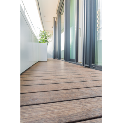 Bambus Terrassendiele Bamboo X-treme® bombiert mit seitlicher Nut, 3-seitig, geölt, stirnseitig Nut & Feder; Terrassendiele; Bamboo X-treme®; Thermobehandelt; UK (Unterkonstruktion), UK-Abstand und Befestigung sind Empfehlungen; Holz-Alu, Clip,Holz-Holz, Clip; Kalkulationsrichtpreis mit Berücksichtigung eines durchschnittlichen Dielenabstands von 6 mm; Volldiele; Bambus; vorgeölt; A; Klasse 1; dunkelbraun; Dunkelbraun; ruhig; Stirnseitig Nut & Feder; Asien; Clip; Bambus; Thermoholz Bambus Terrassendiele Bamboo X-treme Bombiert, geölt, Grad®, dunkelbraun; Terrassendiele; Bamboo X-treme® Grad®; Thermobehandelt; UK (Unterkonstruktion), UK-Abstand und Befestigung sind Empfehlungen; Holz-Alu, Perfect Rail,Holz-Alu, Flat Rail,Holz-Holz, Grad® Stab; Kalkulationsrichtpreis mit Berücksichtigung eines durchschnittlichen Dielenabstands von 6 mm; Volldiele; Bambus; A; Klasse 1; dunkelbraun; Dunkelbraun; ruhig; Asien; Grad®; Perfect Rail; Thermoholz