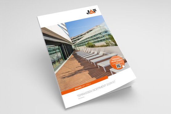 Eine Broschüre liegt auf weißem Hintergrund, darauf ist eine große Holzterrasse mit Sitzbereich vor einem modernen Haus zu sehen.