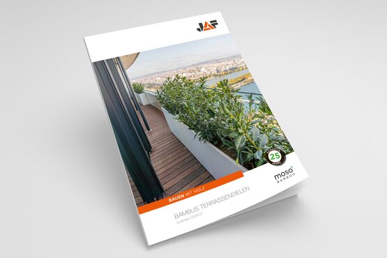 Titelbild einer Broschüre mit überdachter Holzterrasse, Gartenmöbeln und grünem Hintergrund. Oben ist das JAF-Logo, unten stehen Texte wie „BAUEN MIT HOLZ“ und „BAMBOO X-TREME & N-DURANCE“.