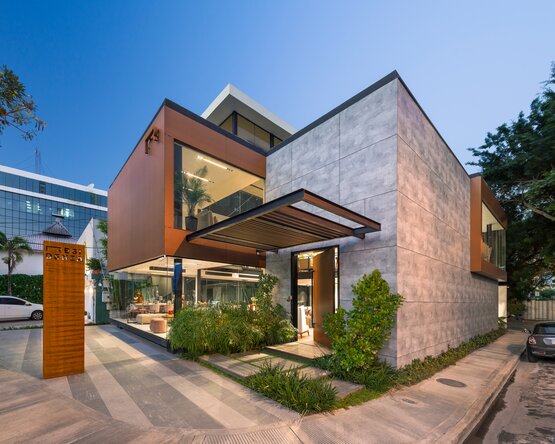 Moderne Architektur mit Compact Exterior Platten für die Fassade, klaren Linien und kontrastreicher Materialwirkung. | © Fundermax