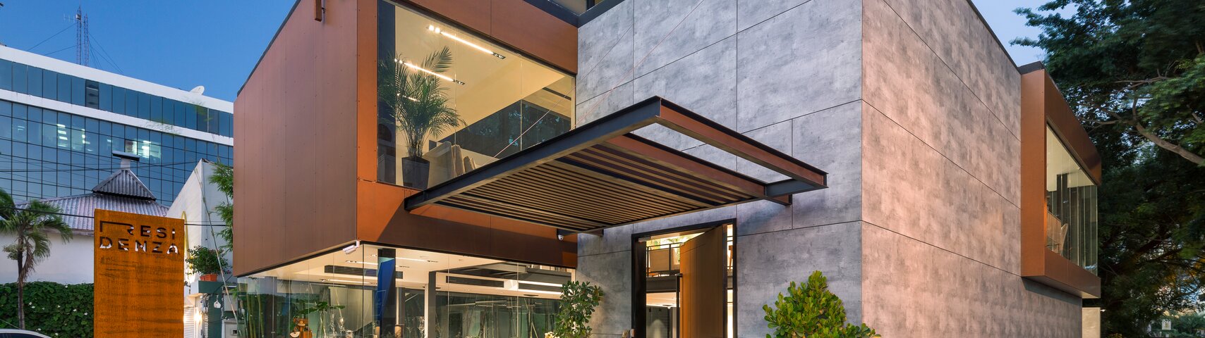 Moderne Architektur mit Compact Exterior Platten für die Fassade, klaren Linien und kontrastreicher Materialwirkung. | © Fundermax