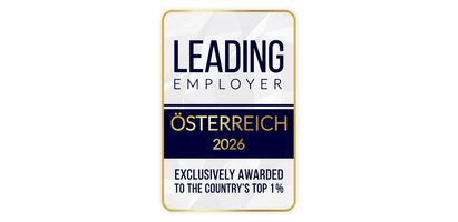 Abzeichen mit der Aufschrift „LEADING EMPLOYER ÖSTERREICH 2025 – Exclusively awarded to the country’s top 1%“, verliehen an die besten Arbeitgeber des Landes.