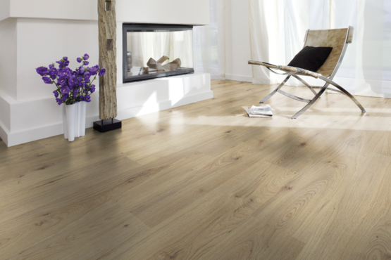 Eurowood Laminat Purus 1-Stab Eiche natur, NK32; Laminat; Purus; Landhausdiele; Eiche; Klick; Mehrschicht-Aufbau; Dreidimensional vernetztes Melaminharz; HDF; natur; natur; mittel; NK 33; 1-Stab; umlaufend gefast (4V); strukturiert; Wood Grain (WG); Kronotex D3530 Eurowood Laminat Purus 1-Stab Eiche natur, NK32; Laminat; Purus; Landhausdiele; Eiche; Klick; Mehrschicht-Aufbau; Dreidimensional vernetztes Melaminharz; HDF; natur; natur; mittel; NK 32; 1-Stab; umlaufend gefast (4V); strukturiert; Wood Grain (WG); Kronotex D3530 Eurowood Laminat Purus 1-Stab Eiche natur, NK32; Laminat; Purus; Landhausdiele; Eiche; Klick; Mehrschicht-Aufbau; Dreidimensional vernetztes Melaminharz; HDF; natur; natur; mittel; NK 32; 1-Stab; umlaufend gefast (4V); strukturiert; Wood Grain (WG); Kronotex D3530
