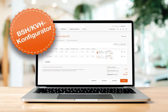 Laptop mit geöffneter JAF BSH/KVH-Konfigurator-Website auf einem Holztisch. Das digitale Planungstool für Brettschichtholz (BSH) und Konstruktionsvollholz (KVH) zeigt eine Tabelle mit Produktdetails, Maßen und Preisen.
