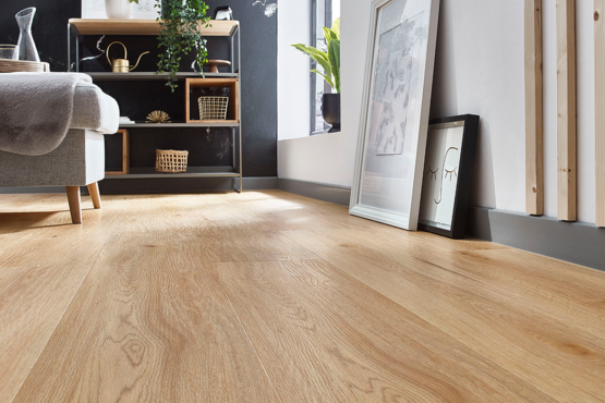 Eurowood Vinylboden Klebe-Sheets Eiche Yankee; Yankee; Vinylboden; Eiche; Dryback; Vinyl Matt; NK 33; 1-Stab; strukturiert Eurowood Vinylboden Rigid Eiche Yankee; Yankee; Vinylboden; Eiche; Klick; Fixystem für leimfreie Verlegung; Rigid Boards mit integrierter Trittschalldämmung; ca. 0,55 mm; Rigid Board; IXPE Trittschalldämmung; lackiert; Vinyl Matt; hell; NK 33; 1-Stab; umlaufend gefast (4V); strukturiert