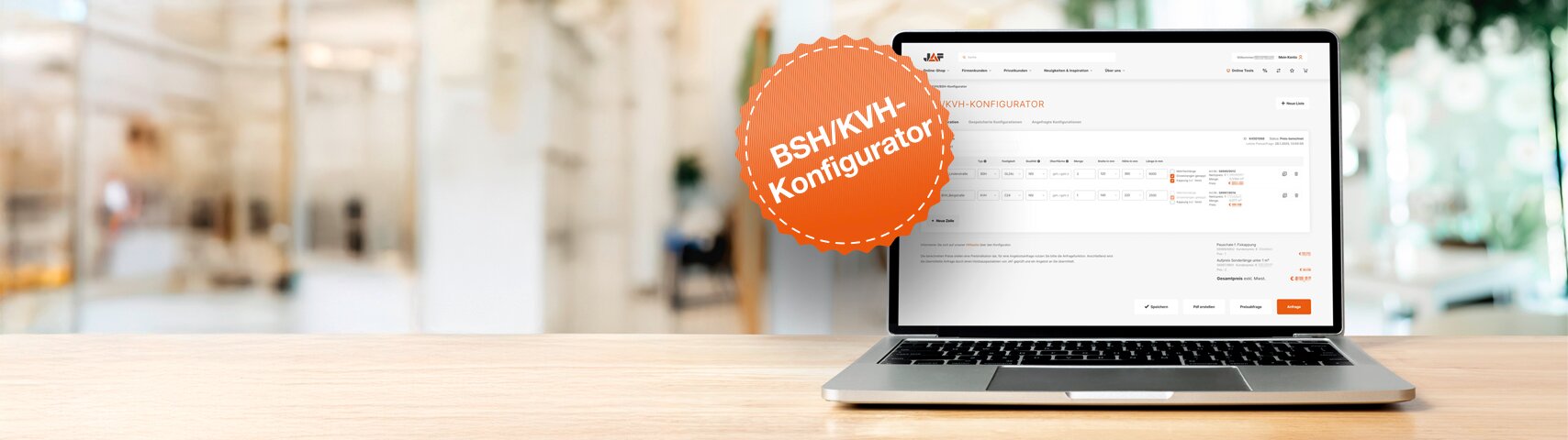 Laptop mit geöffneter JAF BSH/KVH-Konfigurator-Website auf einem Holztisch. Das digitale Planungstool für Brettschichtholz (BSH) und Konstruktionsvollholz (KVH) zeigt eine Tabelle mit Produktdetails, Maßen und Preisen.