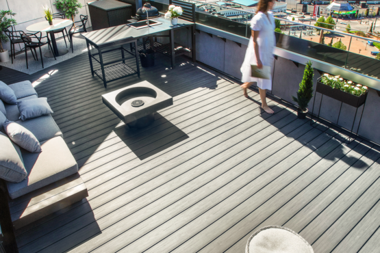 WPC Terrassendiele Piazza One Streaked Ebony, 100 % PEFC;Terrassendiele;Piazza One;UK (Unterkonstruktion), UK-Abstand und Befestigung sind Empfehlungen,UK-Abstand bezieht sich auf private Nutzung,Garantie bei privater Nutzung der Terrasse; WPC-WPC, Clip für Piazza, WPC-Alu, Clip für Piazza;Kalkulationsrichtpreis mit Berücksichtigung eines durchschnittlichen Dielenabstands von 6 mm;PEFC/06-31-229;Volldiele;WPC;Streaked Ebony;ruhig;Europa;R10; Clip für Piazza; WPC Unterkonstruktion;WPC/RMC - Volldiele; WPC Piazza One
WPC Terrassendiele UPM ProFi Piazza One Streaked Ebony;Terrassendiele;Piazza One;UK (Unterkonstruktion), UK-Abstand und Befestigung sind Empfehlungen,UK-Abstand bezieht sich auf private Nutzung,Garantie bei privater Nutzung der Terrasse;WPC-Alu, Wing Clip,WPC-WPC, Wing Clip;Kalkulationsrichtpreis mit Berücksichtigung eines durchschnittlichen Dielenabstands von 6 mm;Volldiele;WPC;Streaked Ebony;ruhig;Europa;R10;UPM Wing Clip;UPM Unterkonstruktion;WPC/RMC - Volldiele;WPC UPM Piazza One