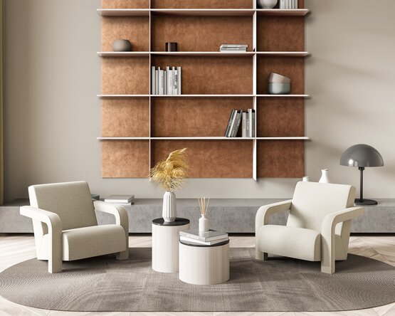 SIBU Design Paneel als Blickfang im Hintergrund eines modernen Wohnraums. Die strukturierte Wandgestaltung verleiht dem Regalbereich eine warme, dekorative Optik.