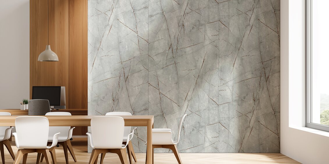 Das SIBU Design Paneel in Steinoptik gestaltet die großflächige Wand im Hintergrund und verleiht dem modernen Besprechungsbereich eine markante Struktur.