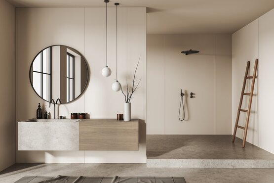 Helle Rocko Wandpaneele prägen die moderne Badgestaltung rund um Waschtisch und Dusche und schaffen eine ruhige, klare Wandfläche.