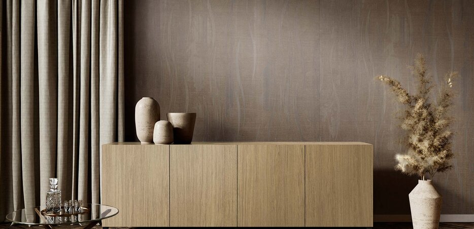 Rocko Wandpaneel in warmen Brauntönen bildet einen ruhigen Hintergrund für das Sideboard und prägt die moderne, wohnliche Wandgestaltung.