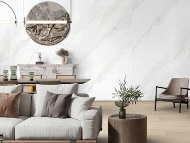 Großflächige Rocko Wandpaneele in heller Marmoroptik mit feiner grauer Maserung prägen die elegante Wandgestaltung im modernen Wohnraum.