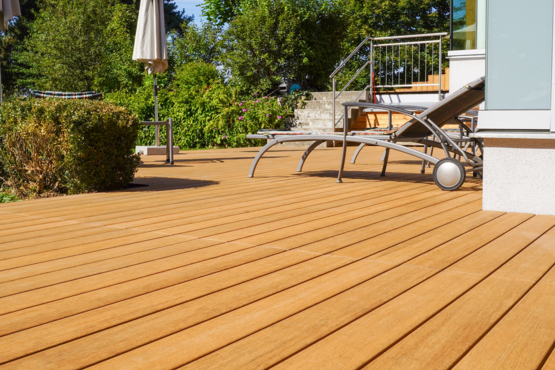 Terrasse mit hellen Bamboo N-Durance Terrassendielen im Außenbereich eines Wohnhauses