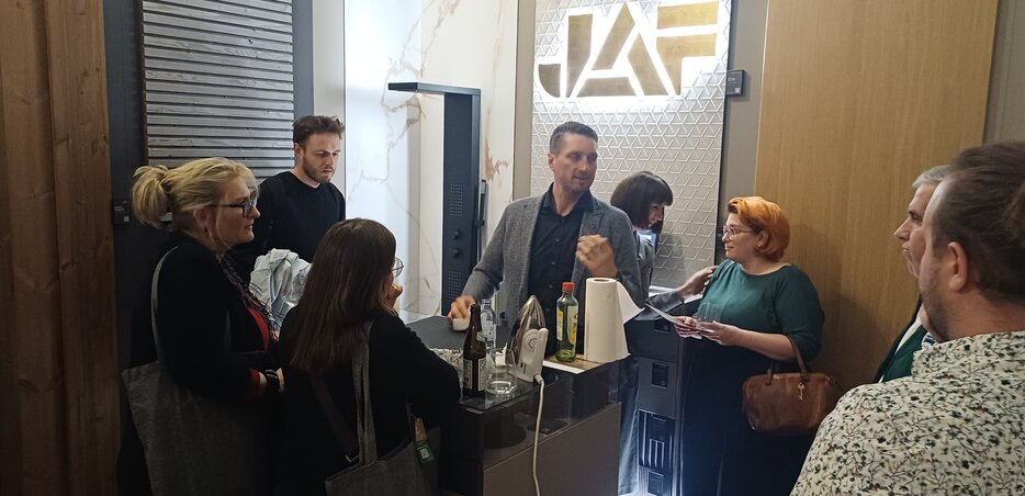 Teilnehmende im persönlichen Austausch beim JAF und Fundermax Event