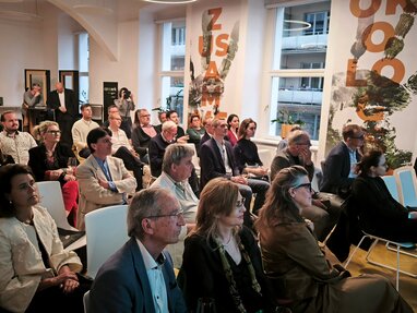 Zahlreiche Gäste verfolgen die Fachvorträge zu Materialität und Innenausbau