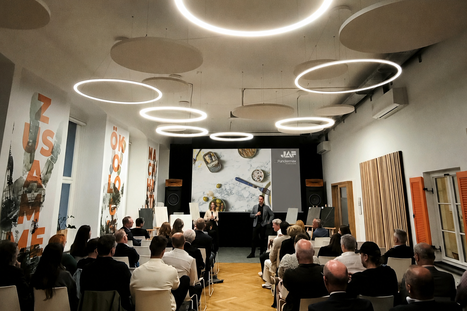 Fachpublikum bei einer Präsentation im Veranstaltungsraum des cowork DesignPalais Wien