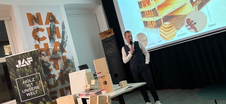 Fachvortrag zu NOVATOP-Systemlösungen mit ausgestellten Holzbauelementen im cowerk