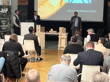 Vortragende diskutieren Holzbaulösungen mit dem Fachpublikum beim JAF und NOVATOP Event